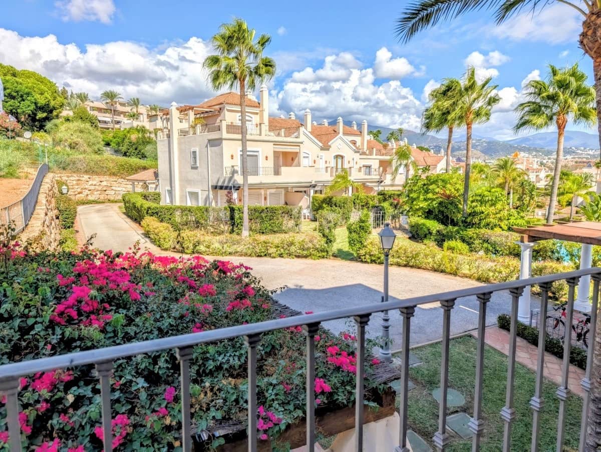 4 chambre Villa/Maison Semi-Mitoyenne à vendre à El Paraiso avec piscine - 945 000 € (Ref: 9540081)