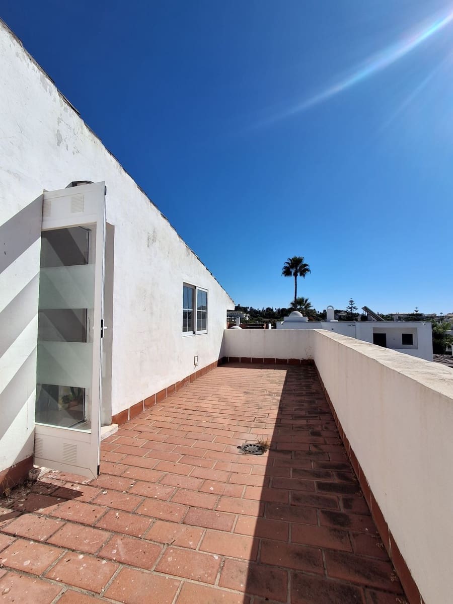 4 sypialnia Dom blizniak na sprzedaż w Nueva Andalucia z garażem - 875 000 € (Ref: 9540082)
