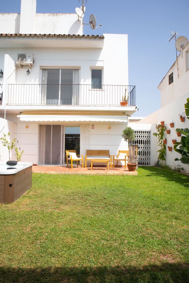 4 sypialnia Dom blizniak na sprzedaż w Nueva Andalucia z garażem - 875 000 € (Ref: 9540082)