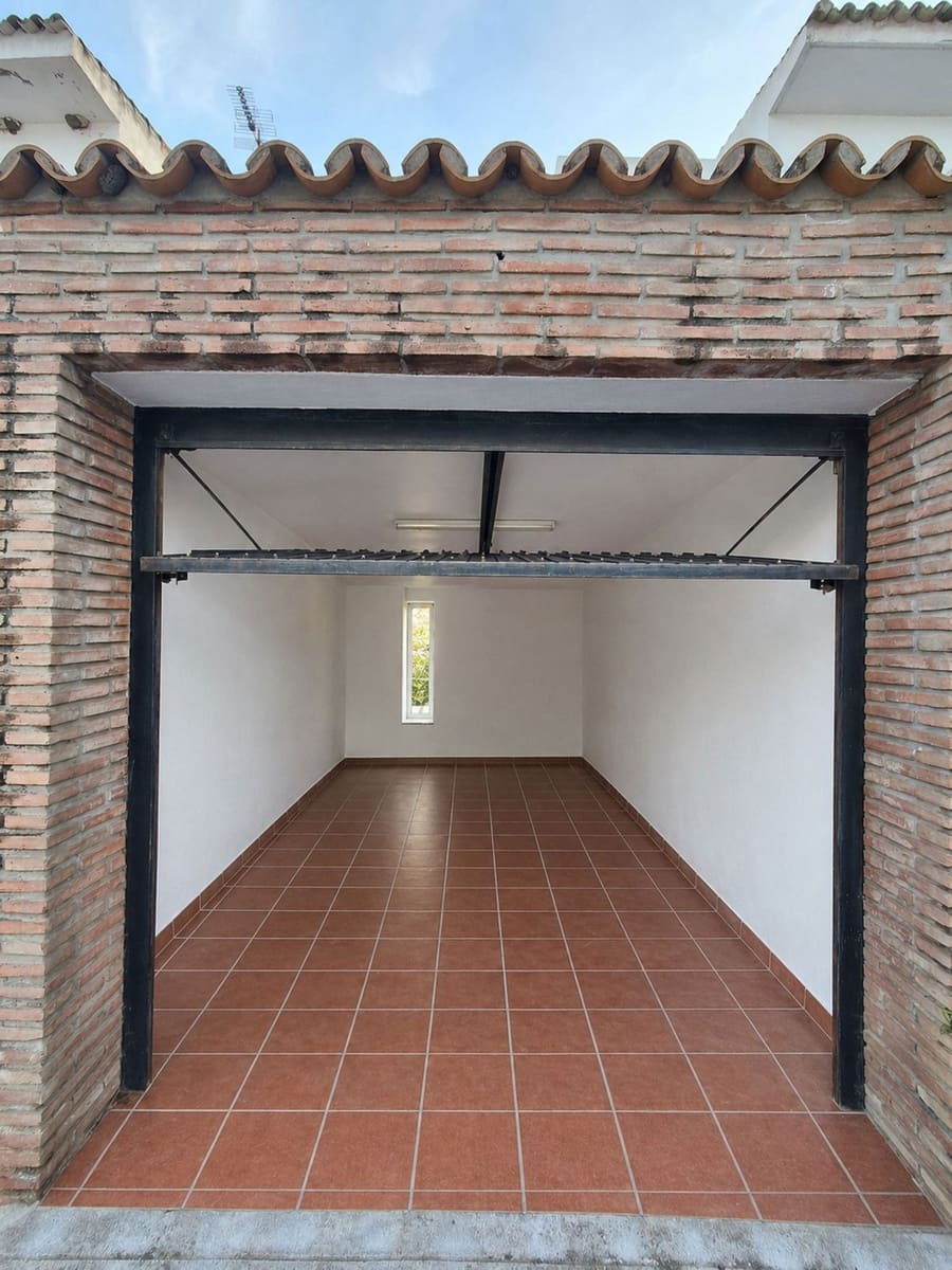 4 sypialnia Dom blizniak na sprzedaż w Nueva Andalucia z garażem - 875 000 € (Ref: 9540082)