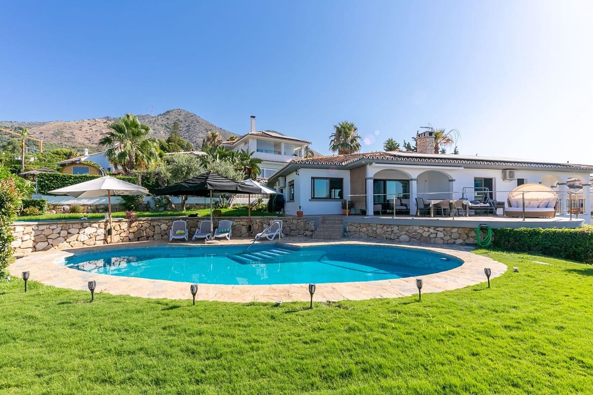 3 soveværelse Villa til salg i Benalmadena med swimmingpool garage - € 950.000 (Ref: 9540087)