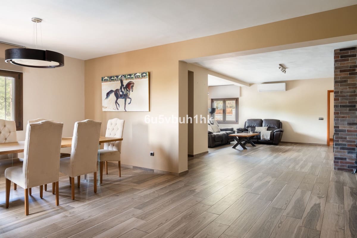 4 soveværelse Villa til salg i Benalmadena med swimmingpool - € 870.000 (Ref: 9540088)