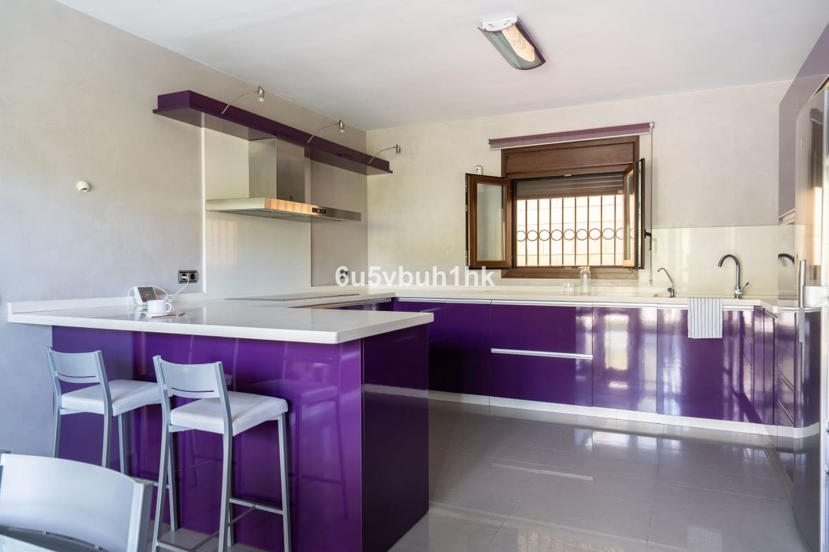 4 soveværelse Villa til salg i Benalmadena med swimmingpool - € 870.000 (Ref: 9540088)