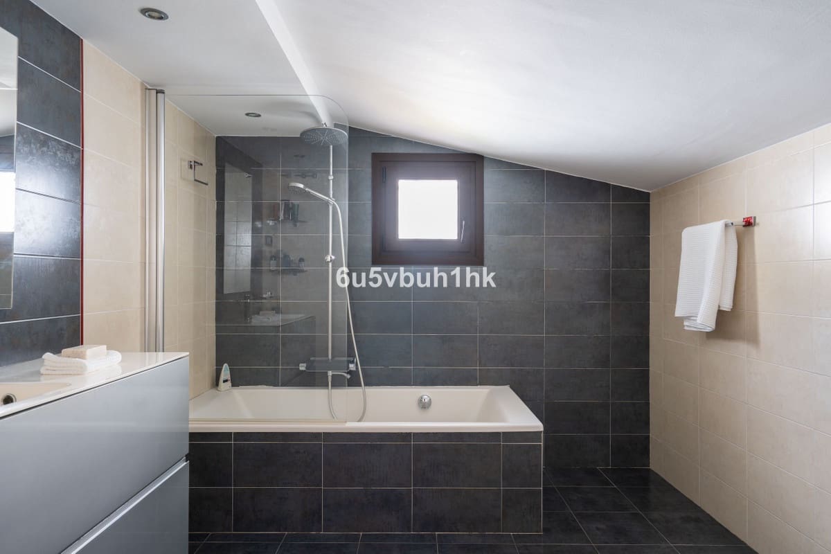 4 soveværelse Villa til salg i Benalmadena med swimmingpool - € 870.000 (Ref: 9540088)