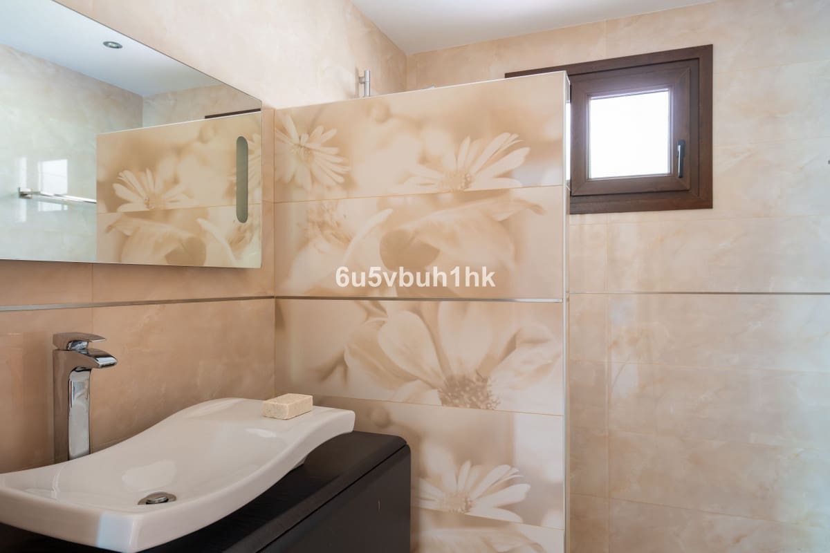 4 soveværelse Villa til salg i Benalmadena med swimmingpool - € 870.000 (Ref: 9540088)