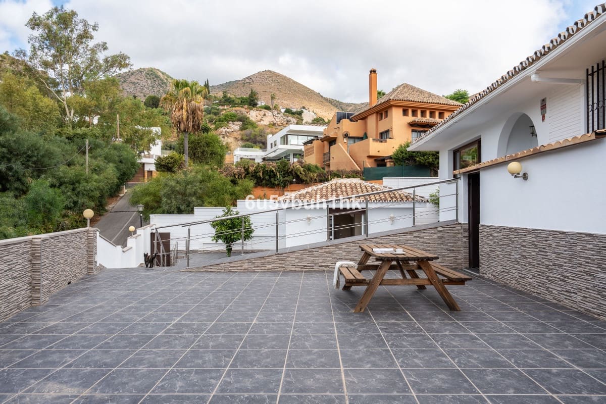 4 soveværelse Villa til salg i Benalmadena med swimmingpool - € 870.000 (Ref: 9540088)