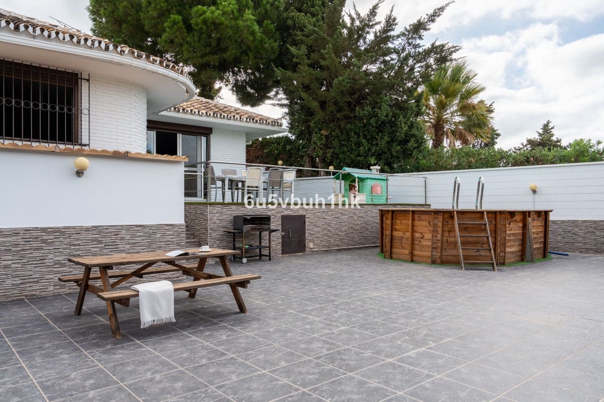 4 soveværelse Villa til salg i Benalmadena med swimmingpool - € 870.000 (Ref: 9540088)