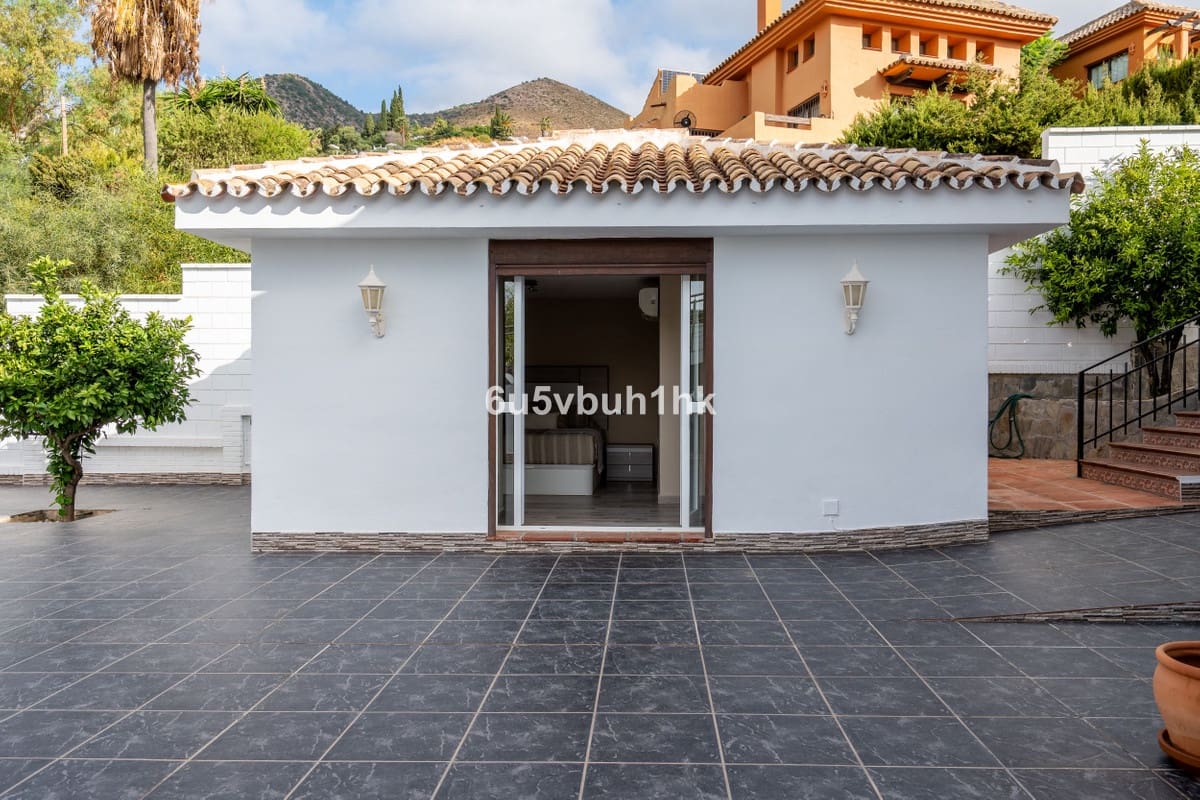 4 soveværelse Villa til salg i Benalmadena med swimmingpool - € 870.000 (Ref: 9540088)