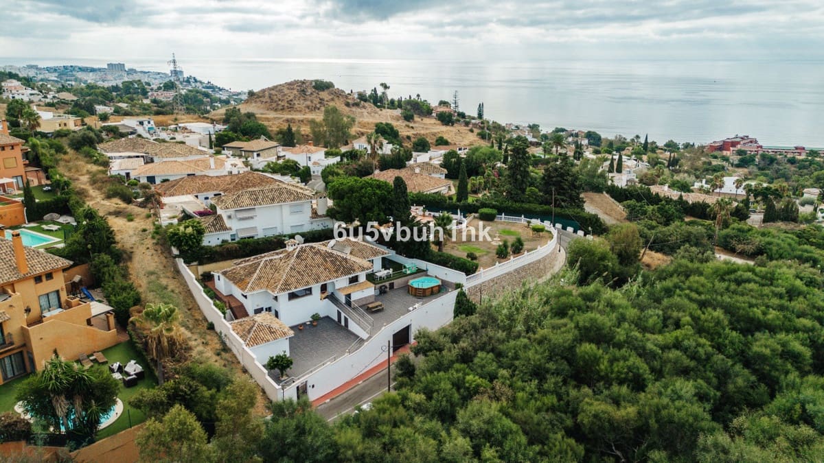 4 soveværelse Villa til salg i Benalmadena med swimmingpool - € 870.000 (Ref: 9540088)