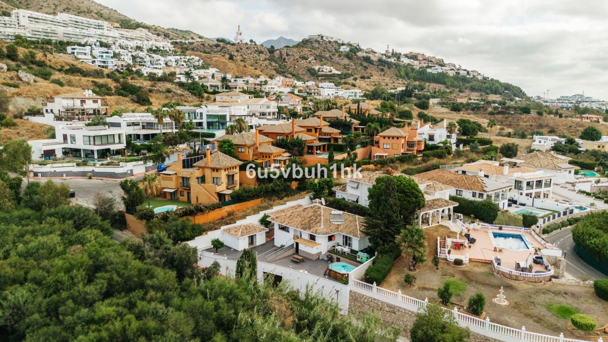 4 soveværelse Villa til salg i Benalmadena med swimmingpool - € 870.000 (Ref: 9540088)