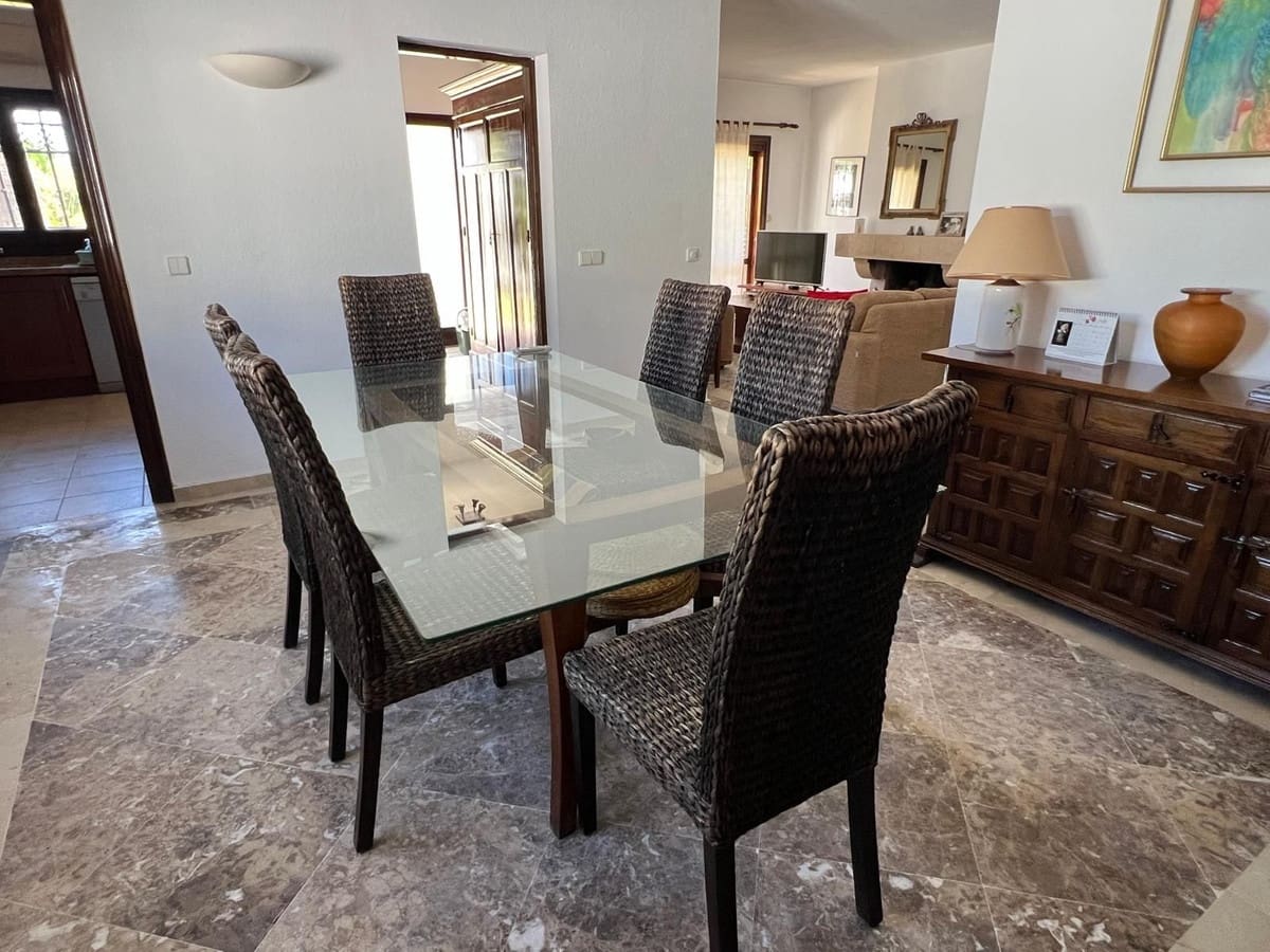 4 soveværelse Villa til salg i Estepona med swimmingpool - € 880.000 (Ref: 9540091)