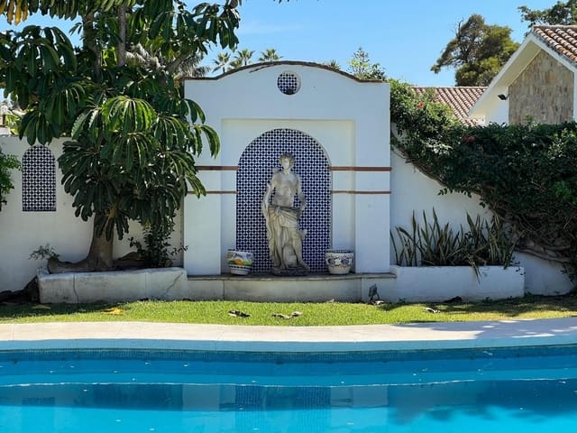 4 soveværelse Villa til salg i Centro, Estepona med swimmingpool - € 880.000 (Ref: 9540091)