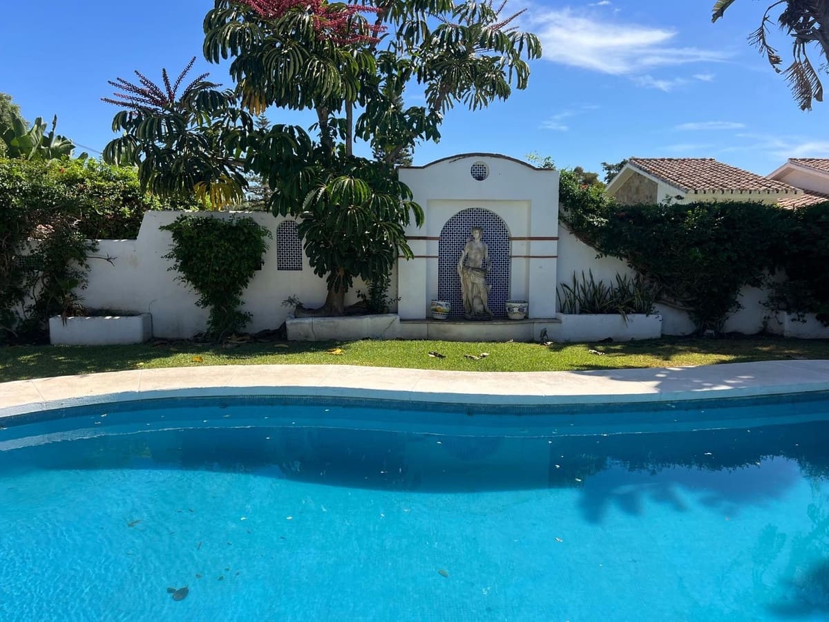 4 soveværelse Villa til salg i Estepona med swimmingpool - € 880.000 (Ref: 9540091)