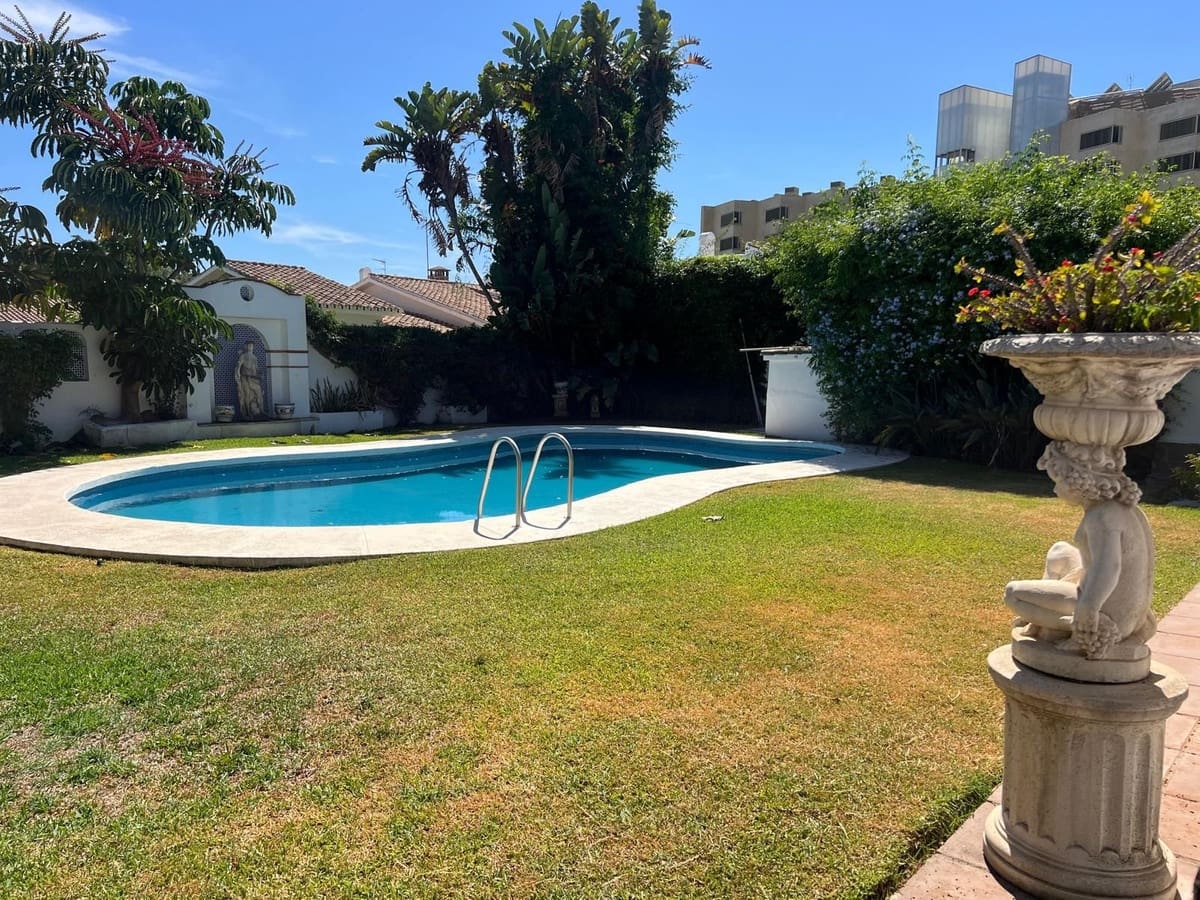 4 soveværelse Villa til salg i Estepona med swimmingpool - € 880.000 (Ref: 9540091)