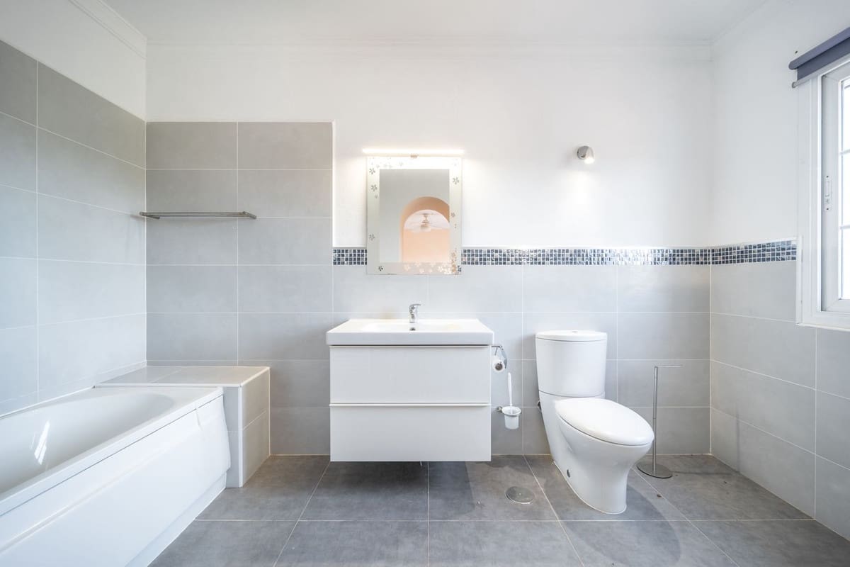 4 bedroom Villa for sale in Elviria with pool - € 975,000 (Ref: 9540096)