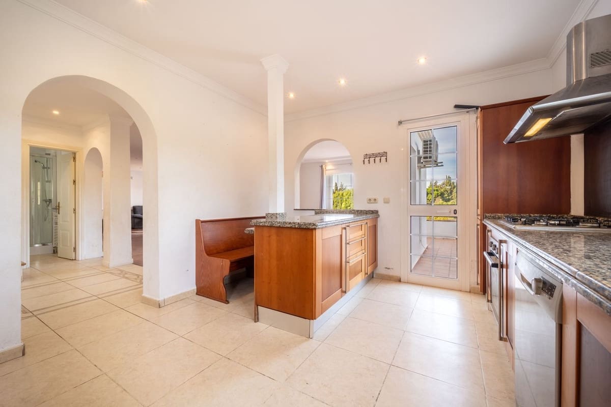 4 bedroom Villa for sale in Elviria with pool - € 975,000 (Ref: 9540096)