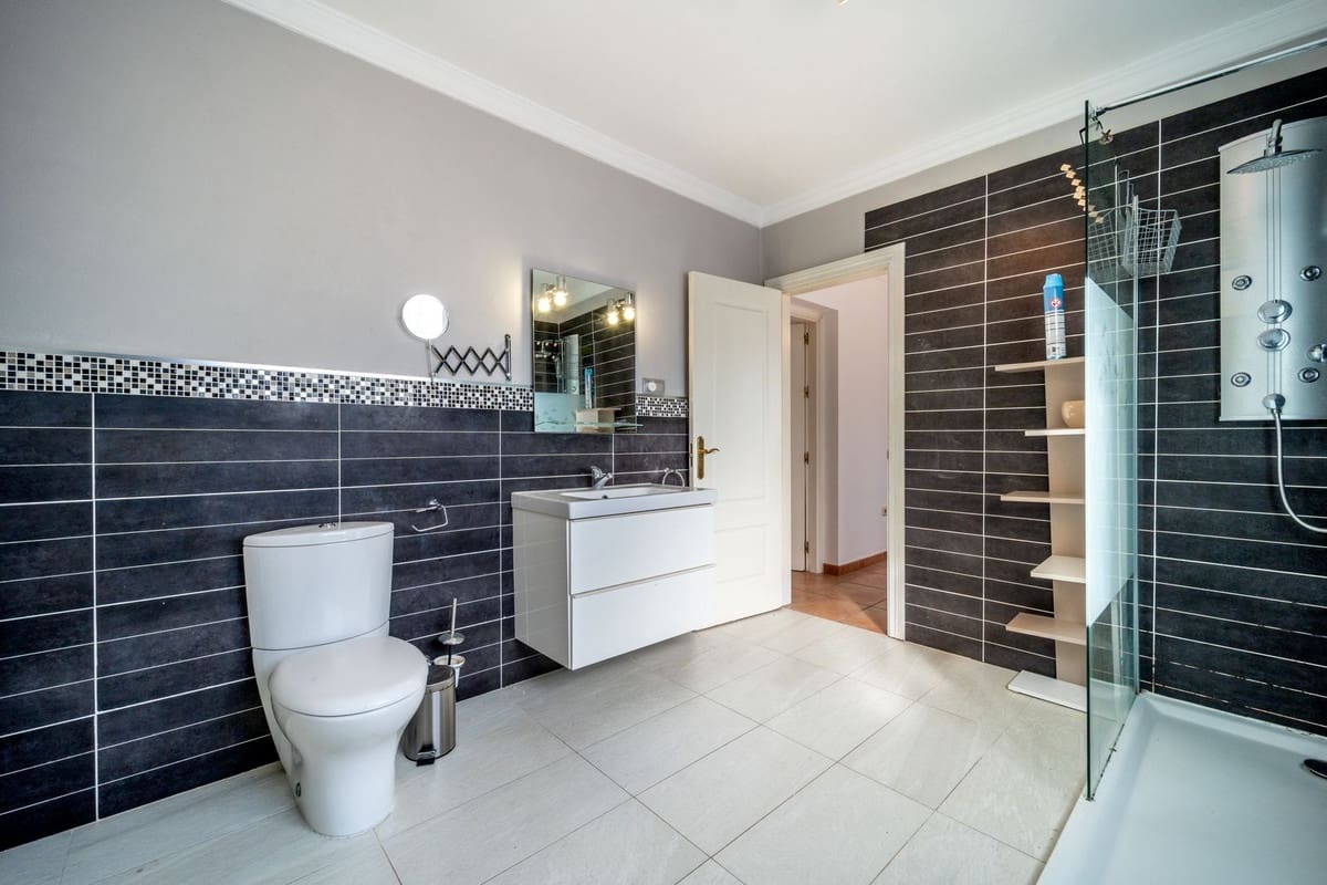 4 bedroom Villa for sale in Elviria with pool - € 975,000 (Ref: 9540096)