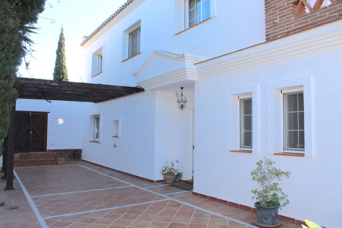 4 bedroom Villa for sale in Elviria with pool - € 975,000 (Ref: 9540096)