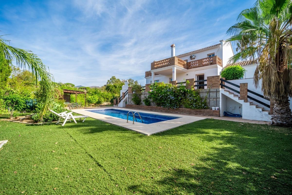 4 bedroom Villa for sale in Elviria with pool - € 975,000 (Ref: 9540096)
