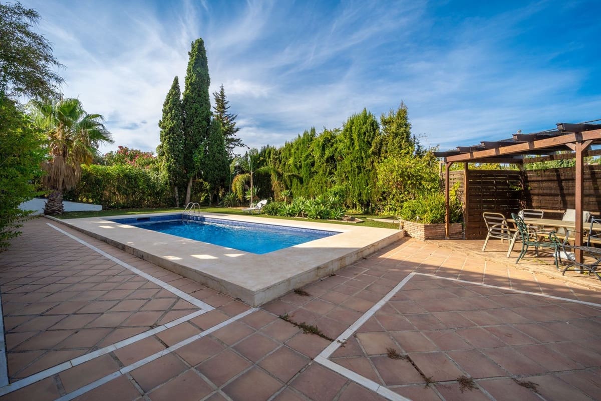 4 bedroom Villa for sale in Elviria with pool - € 975,000 (Ref: 9540096)