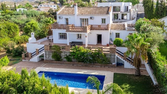 4 bedroom Villa for sale in Elviria, Marbella with pool - € 975,000 (Ref: 9540096)