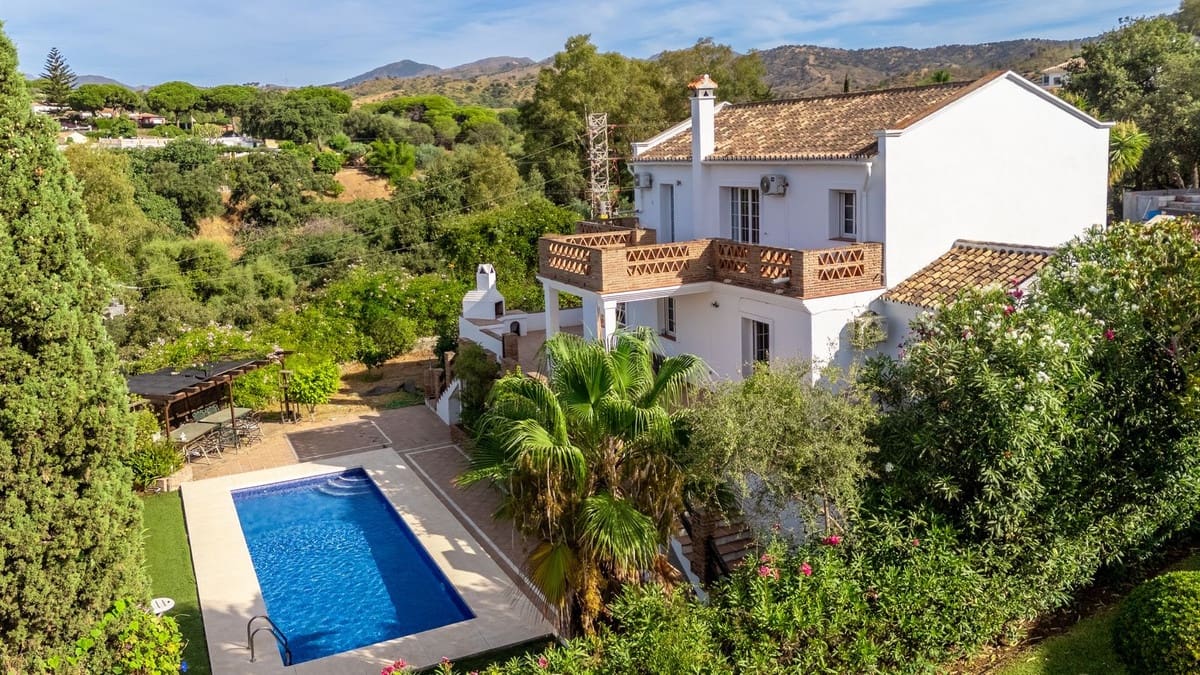 4 bedroom Villa for sale in Elviria with pool - € 975,000 (Ref: 9540096)
