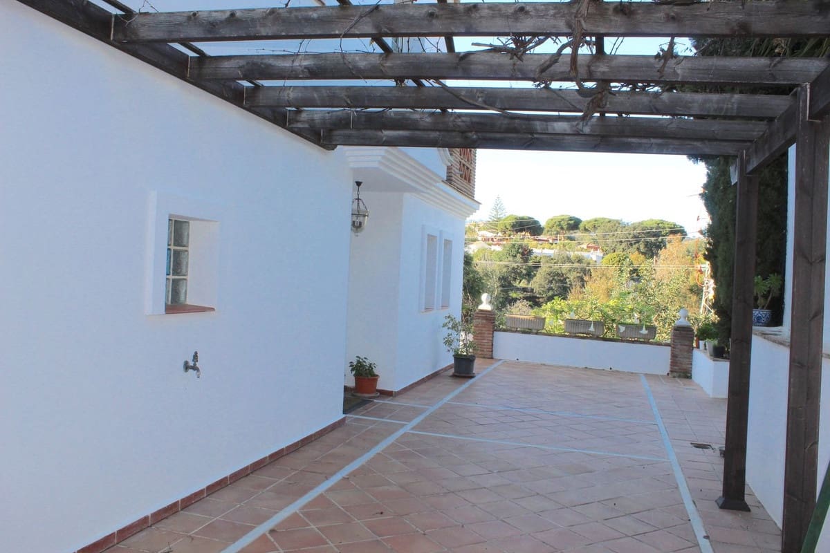4 bedroom Villa for sale in Elviria with pool - € 975,000 (Ref: 9540096)