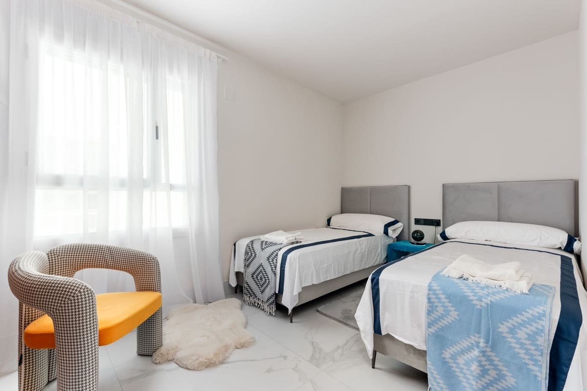 Apartamento de 3 habitaciones en San Pedro de Alcantara en venta con piscina garaje - 995.000 € (Ref: 9540102)