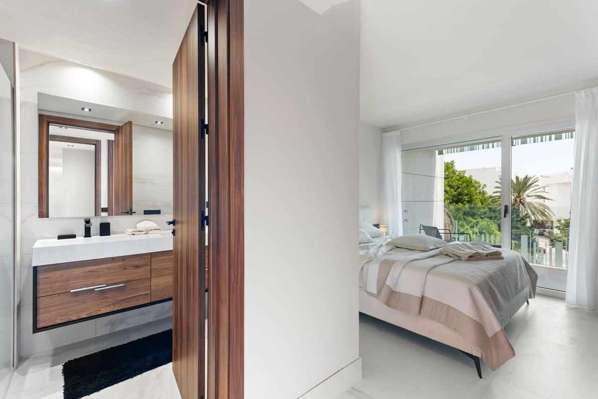 Apartamento de 3 habitaciones en San Pedro de Alcantara en venta con piscina garaje - 995.000 € (Ref: 9540102)