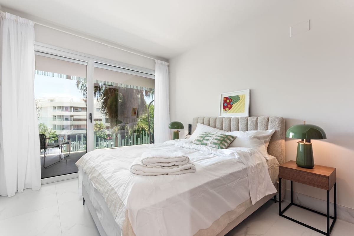 Apartamento de 3 habitaciones en San Pedro de Alcantara en venta con piscina garaje - 995.000 € (Ref: 9540102)