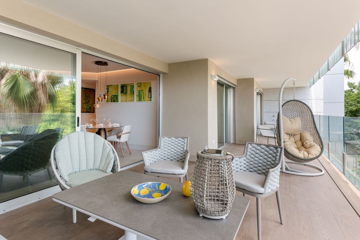 Apartamento de 3 habitaciones en San Pedro de Alcantara en venta con piscina garaje - 995.000 € (Ref: 9540102)