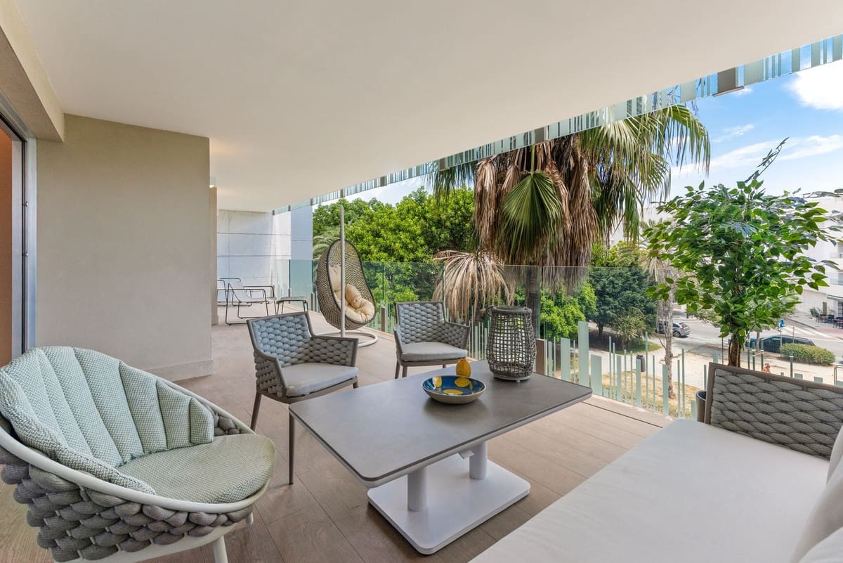 Apartamento de 3 habitaciones en San Pedro de Alcantara en venta con piscina garaje - 995.000 € (Ref: 9540102)