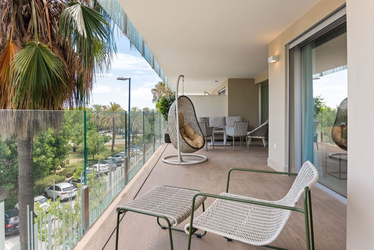 Apartamento de 3 habitaciones en San Pedro de Alcantara en venta con piscina garaje - 995.000 € (Ref: 9540102)