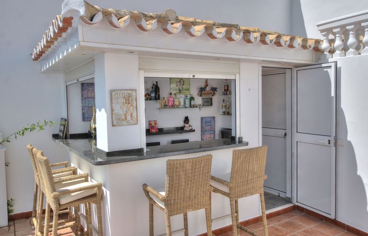 4 bedroom Villa for sale in La Cala de Mijas with pool garage - € 945,000 (Ref: 9540106)