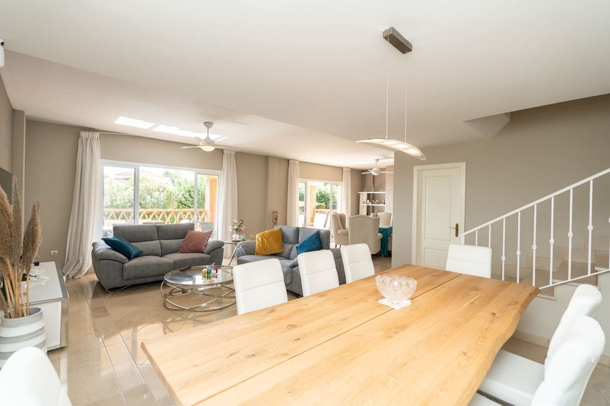 4 soverom Villa til salgs i Riviera del Sol med svømmebasseng garasje - € 995 000 (Ref: 9540107)