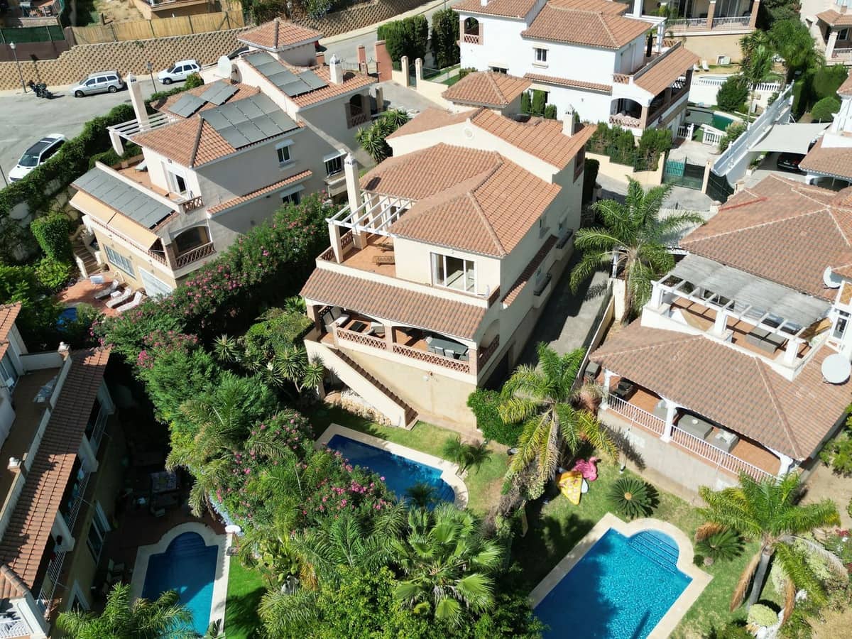 Chalet de 4 habitaciones en La Cala de Mijas en venta con piscina garaje - 980.000 € (Ref: 9540107)