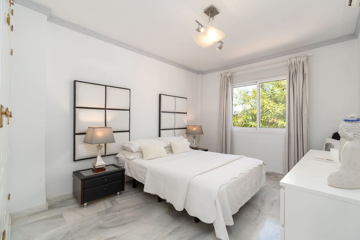 4 sovrum Villa till salu i La Cala de Mijas med pool garage - 999 000 € (Ref: 9540111)