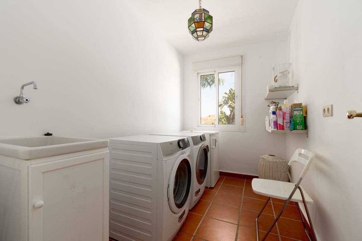 4 sovrum Villa till salu i La Cala de Mijas med pool garage - 999 000 € (Ref: 9540111)