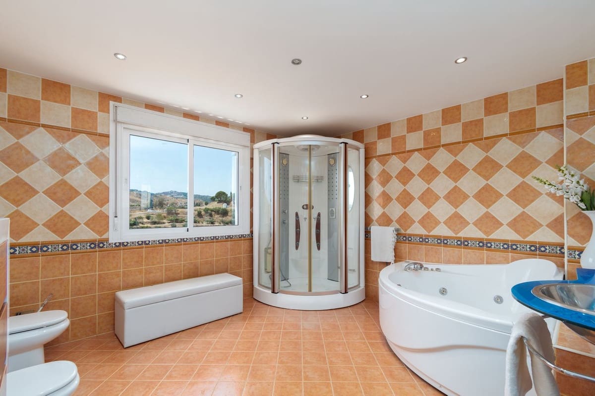 Chalet de 4 habitaciones en La Cala de Mijas en venta con piscina garaje - 960.000 € (Ref: 9540111)