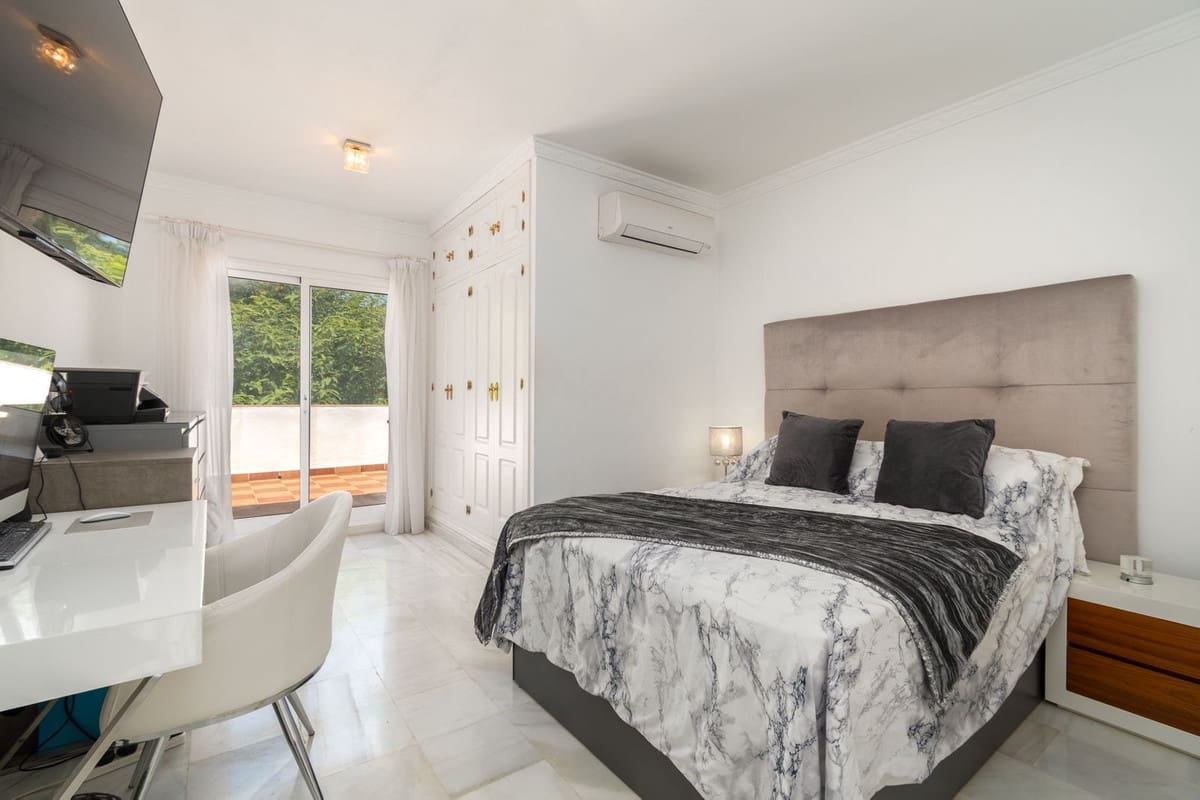 Chalet de 4 habitaciones en La Cala de Mijas en venta con piscina garaje - 960.000 € (Ref: 9540111)