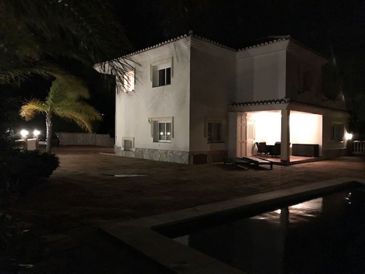 Chalet de 4 habitaciones en La Cala de Mijas en venta con piscina garaje - 960.000 € (Ref: 9540111)