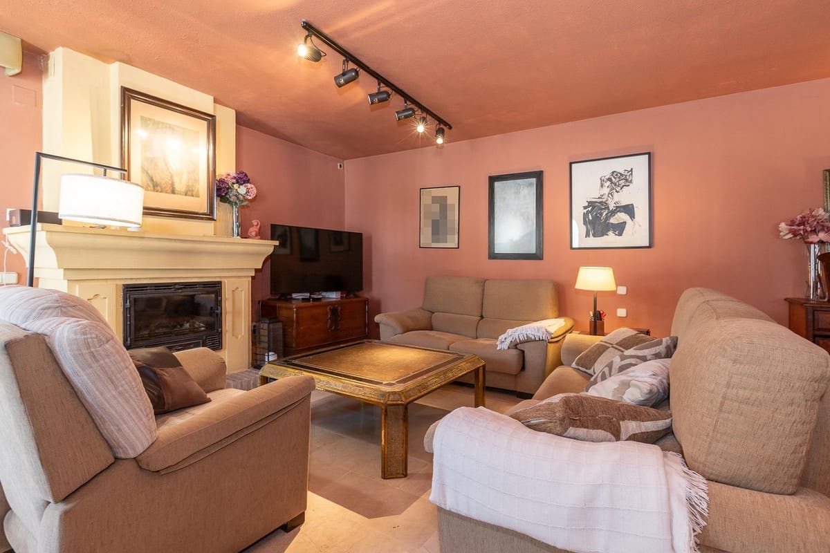 4 bedroom Townhouse for sale in Estepona with pool - € 1,012,500 (Ref: 9540116)