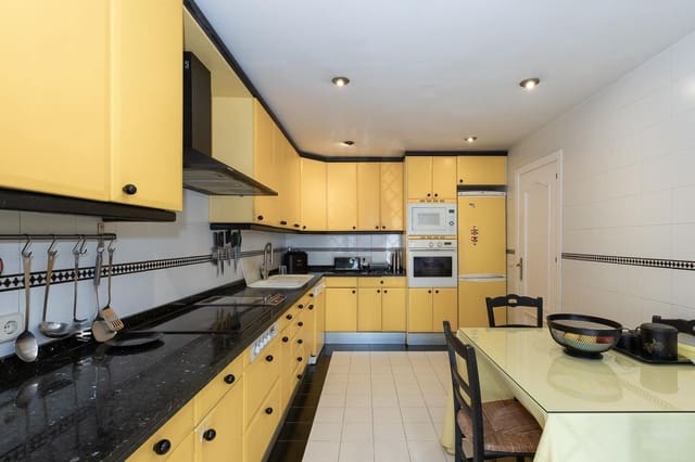 4 chambre Maison de Ville à vendre à Centro, Estepona avec piscine - 1 012 500 € (Ref: 9540116)