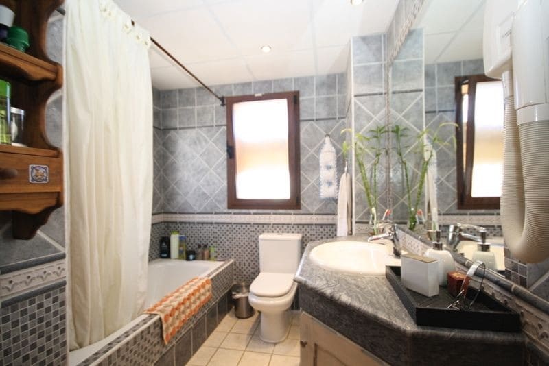 3 Zimmer Villa zu verkaufen in Las Chapas mit Pool - 1.025.000 € (Ref: 9540117)