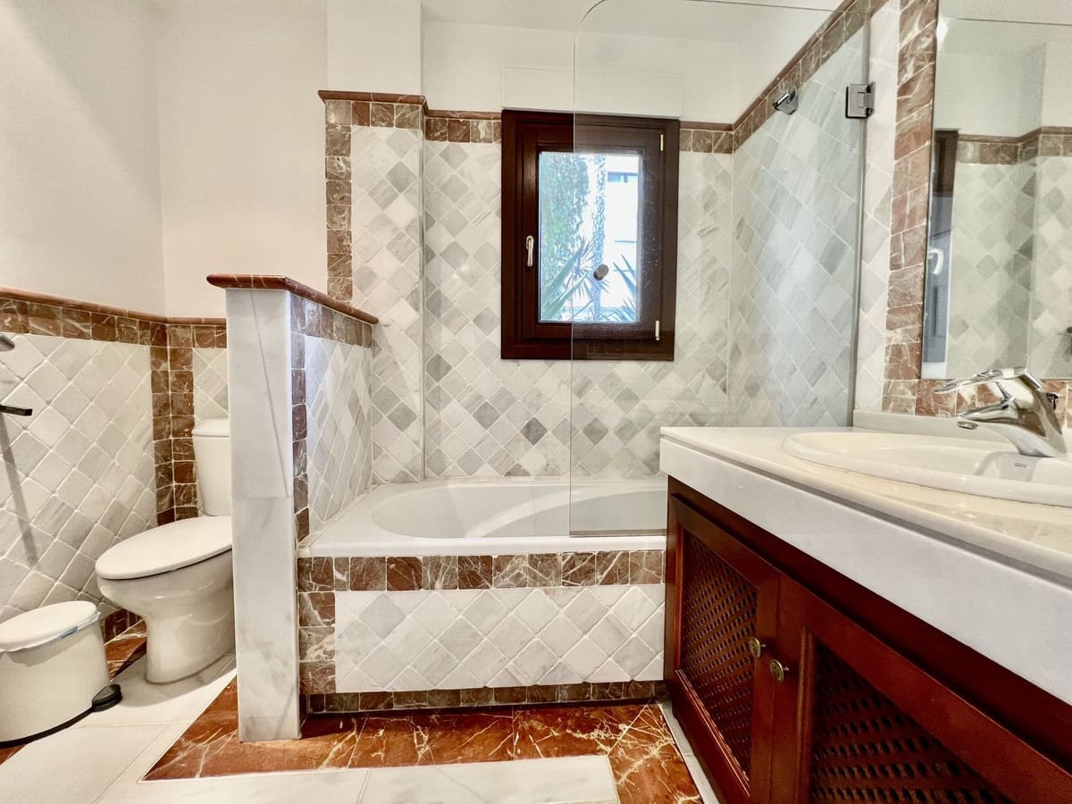 2 soverom Leilighet til salgs i Golden Mile med svømmebasseng - € 1 050 000 (Ref: 9540124)