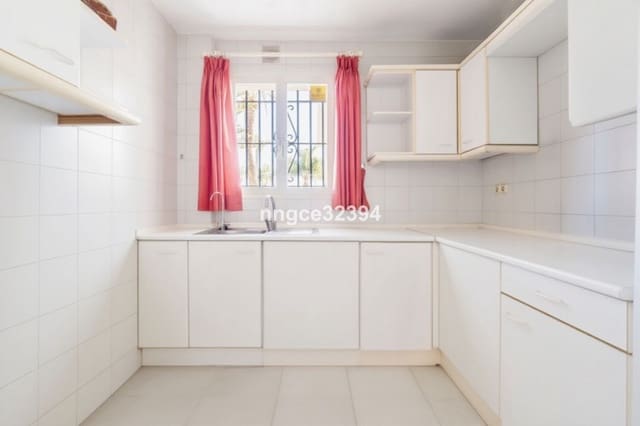 Apartamento de 4 habitaciones en San Pedro de Alcántara Pueblo, Marbella en venta con piscina garaje - 1.050.000 € (Ref: 9540125)