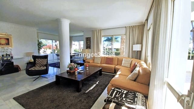 Apartamento de 4 habitaciones en San Pedro de Alcántara Pueblo, Marbella en venta con piscina garaje - 1.050.000 € (Ref: 9540125)