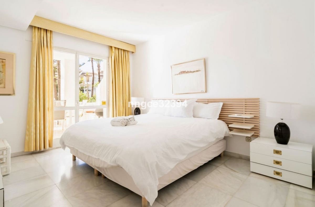 Apartamento de 4 habitaciones en San Pedro de Alcantara en venta con piscina garaje - 1.050.000 € (Ref: 9540125)