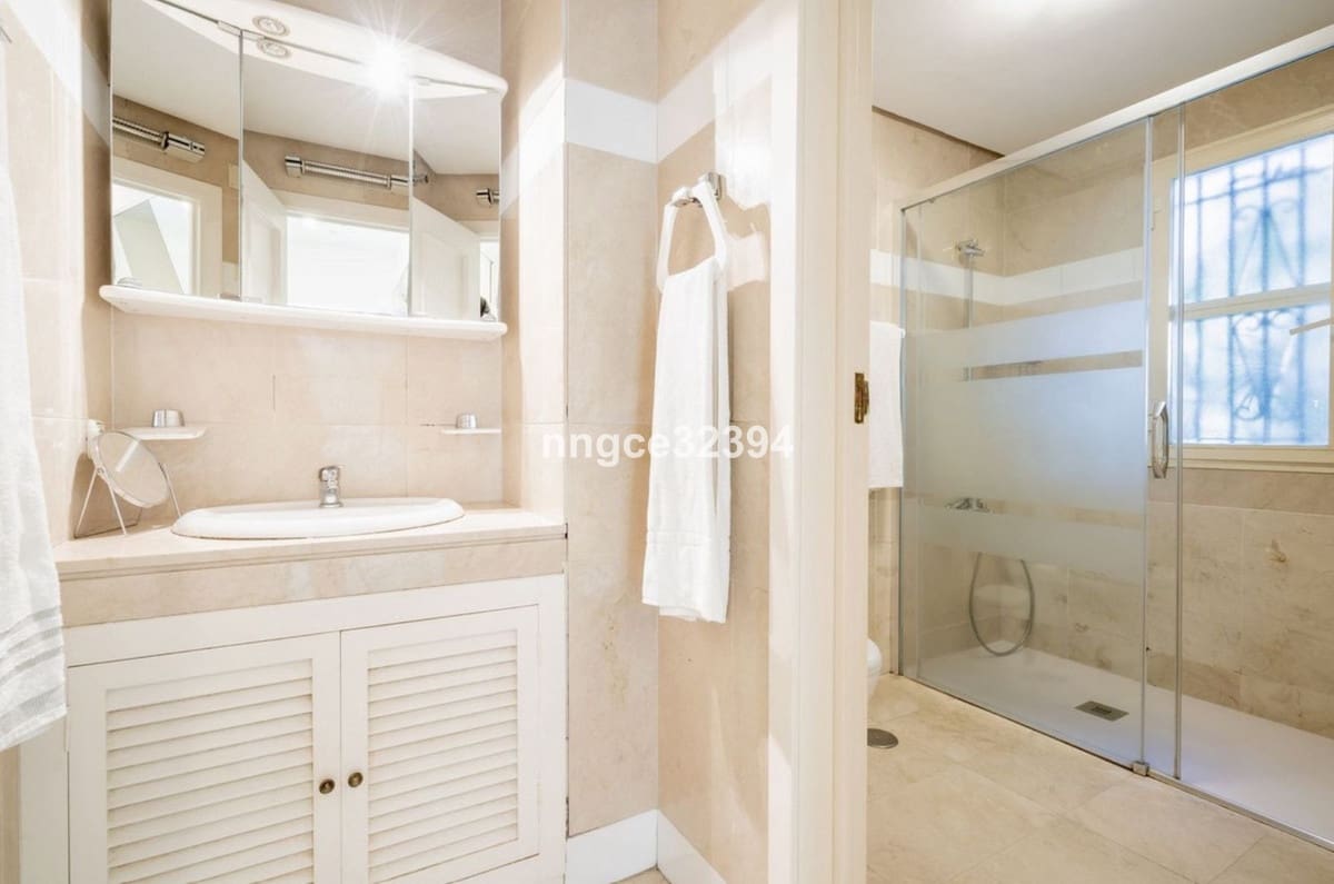 Apartamento de 4 habitaciones en San Pedro de Alcantara en venta con piscina garaje - 1.050.000 € (Ref: 9540125)