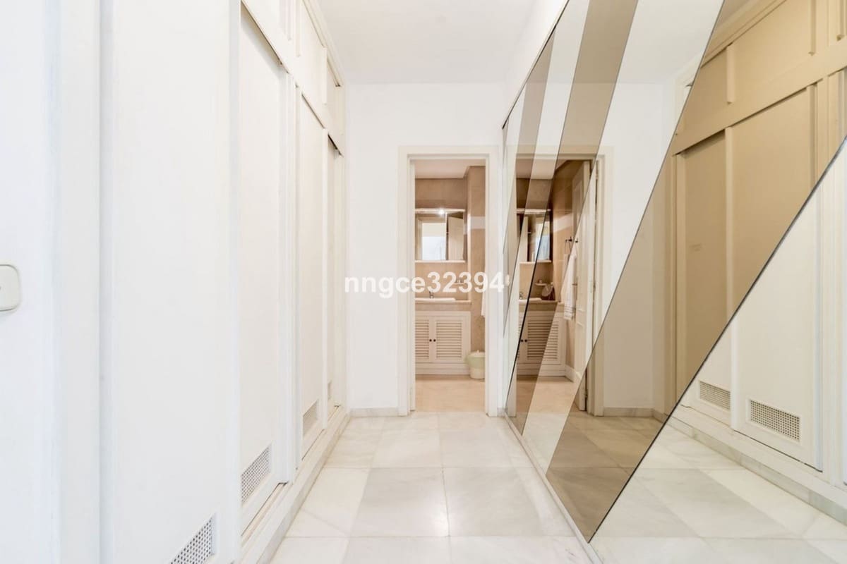 Apartamento de 4 habitaciones en San Pedro de Alcantara en venta con piscina garaje - 1.050.000 € (Ref: 9540125)